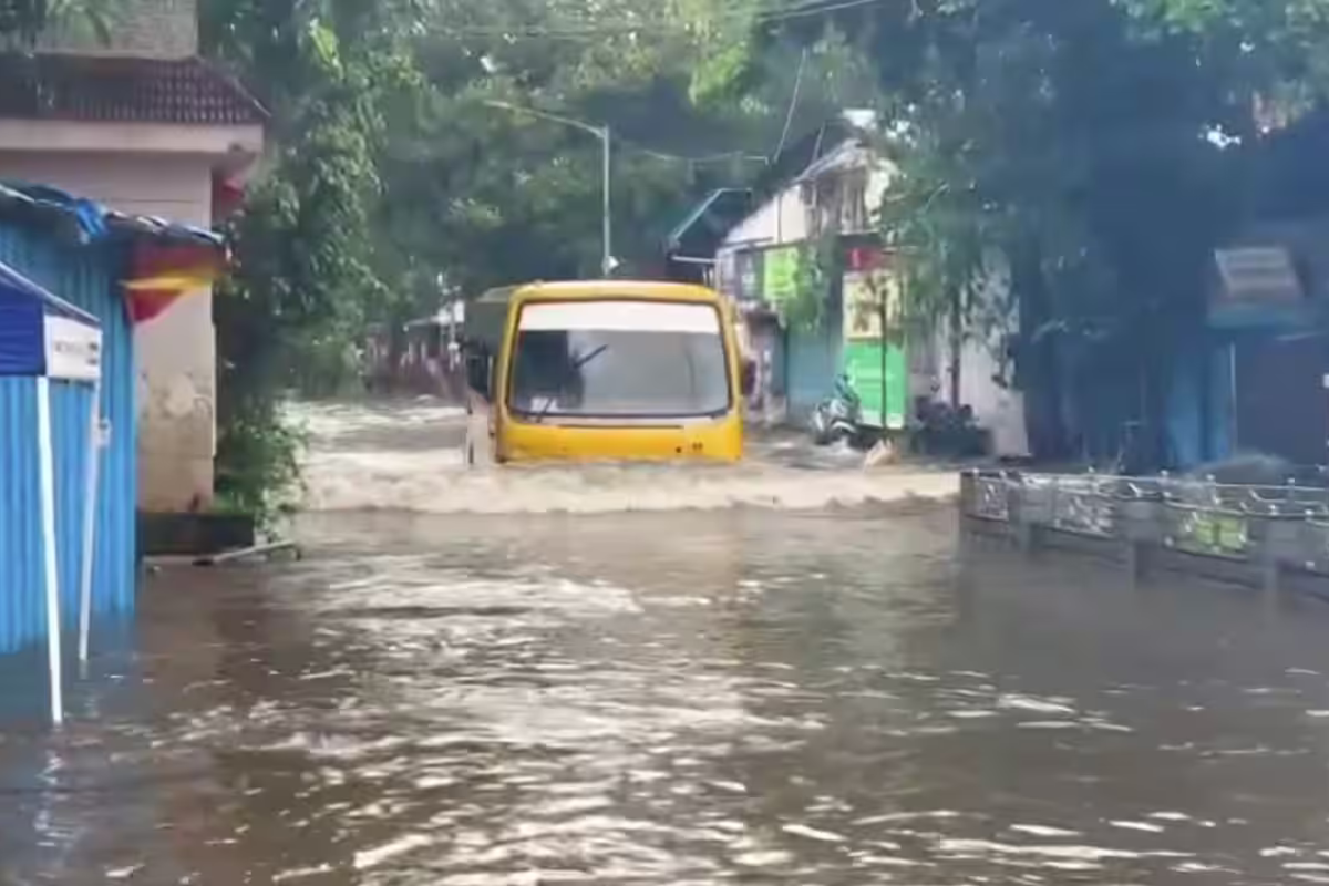 Surat Flooded After Torrential Rains, Red Alert in 17 Districts image